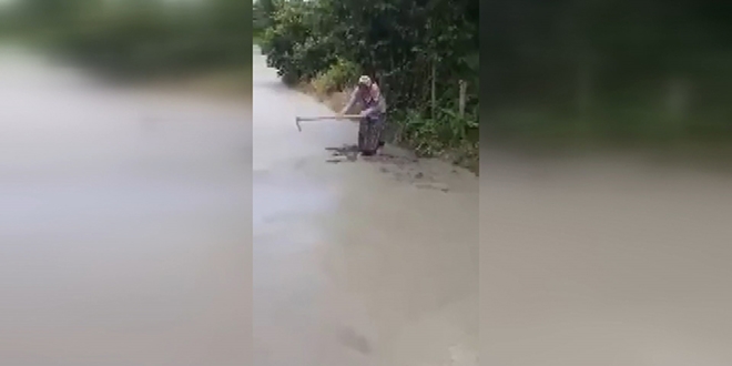 Belediyenin döktüğü beton yolu elinde kazma ile böyle zarar verdi