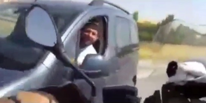 Sınav merkezini bulmayan adayın yardımına polis yetişti