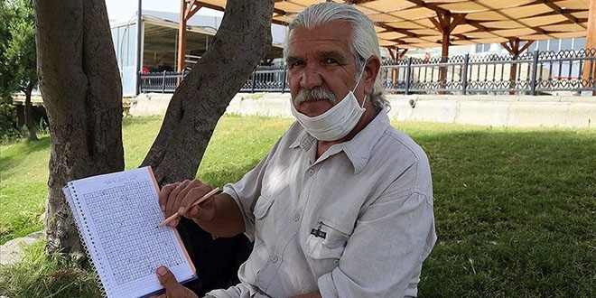 Kurşun kalem ve silgi kullanarak 23 yıldır bulmaca hazırlıyor