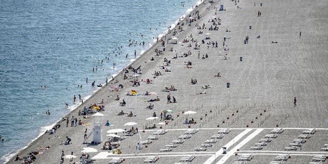 Dünyaca ünlü Konyaaltı sahilinde yoğunluk yaşandı