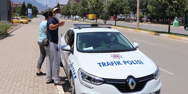 Sivil polis aracına çarptı, 'polis çağırmayın' dedi