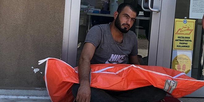 Oğlunun cansız bedeniyle 2 saat oturdu! Kimse ikna edemedi