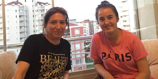 Sınav için kırsal mahalleden gelen öğrencisine kucak açtı