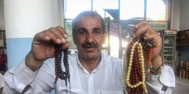 Kendisini dolandıran satıcıya kızıp tespih satmaya başladı