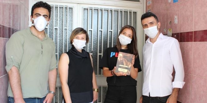 Öğretmenler kitapları dezenfekte edip öğrencilere dağıtıyor