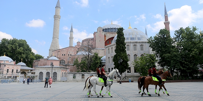 Atlı polisler, Sultanahmet Meydanı'nda devriye gezdi