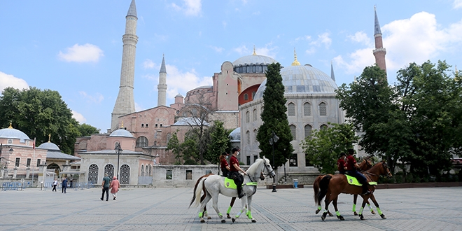 Atl polisler, Sultanahmet Meydan'nda devriye gezdi