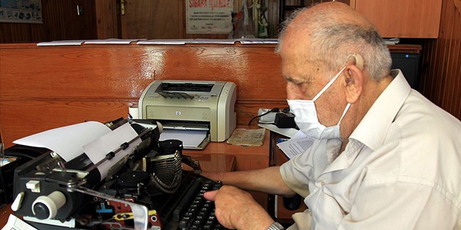 Tek parmağıyla 38 yıldır daktiloyla dilekçe yazıyor