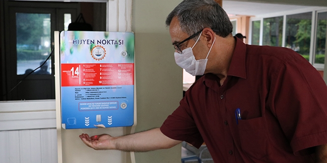 Öğretmenler dezenfektan makinesi üretip pazarlıyor