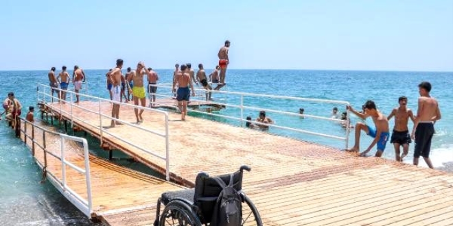 Engelliler için yapılan plajı işgal ettiler