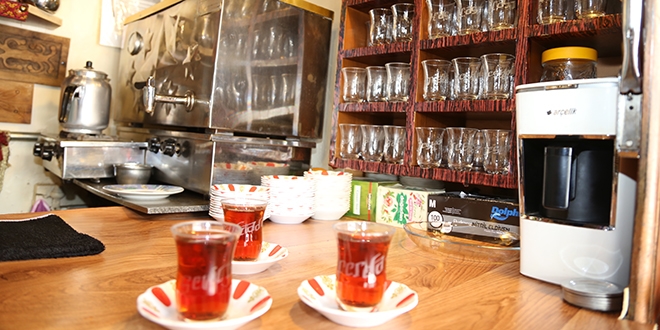 Çay ocağının müdavimleri, isimleri yazan kendilerine bardaklarla çay içiyor