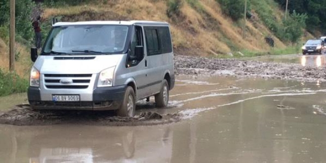 Hakkari-Çukurca yolunda sel meydana geldi
