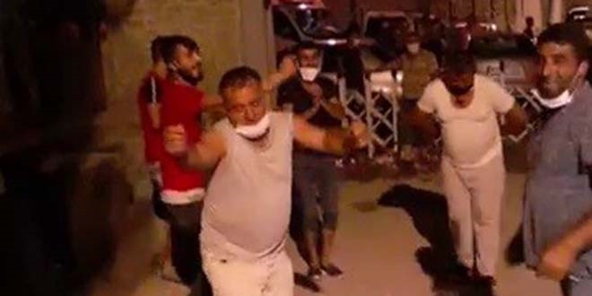 Mahalleli karantinanın bitişini oynayarak kutladı