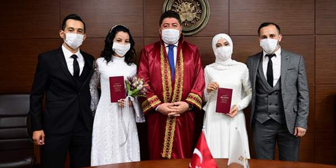 Aynı gün dünya evine giren kardeşler birbirinin nikah şahidi de oldu