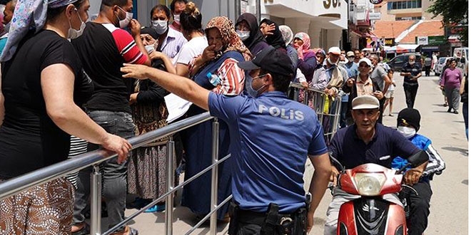 PTT'de sosyal destek yardımı kuyruğu: Sosyal mesafe unutuldu