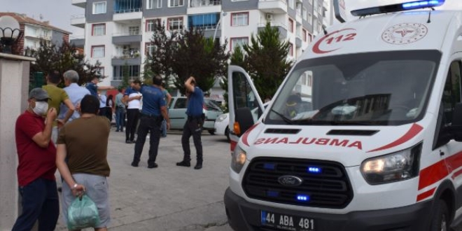 Evine haciz işlemi için gelen memuru silahla vurdu