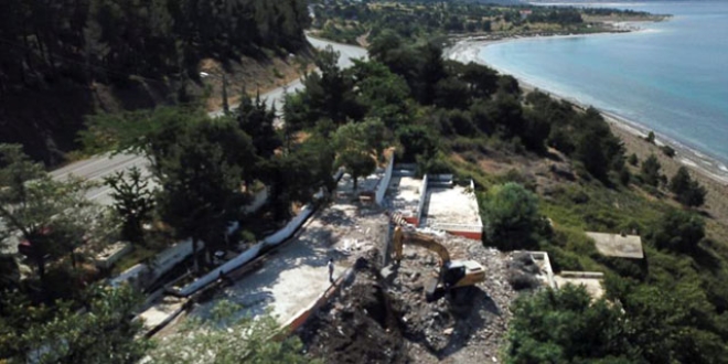 Salda Gölü kıyısındaki kaçak yapı yıkılıyor