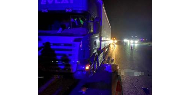 Sürücü değiştirmek için araçtan inenlere tır çarptı: 1 ölü, 1 yaralı