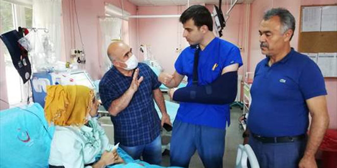 Kolu kırılan doktor vatandaşların mağdur olmaması için çalışmaya devam ediyor
