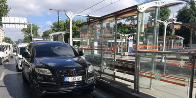 Fatih'te tramvay durağının koruma camı, seyir halindeki cipin üzerine düştü