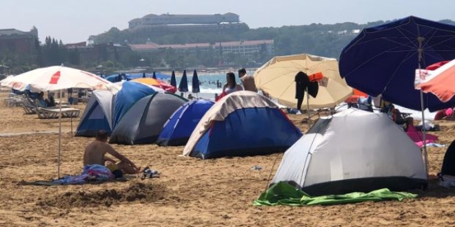 Tatilciler çadırı tercih etti, sahiller çadır kente döndü