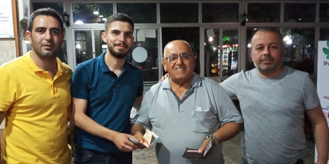 Garsonlar, buldukları parayı sahibine teslim etti