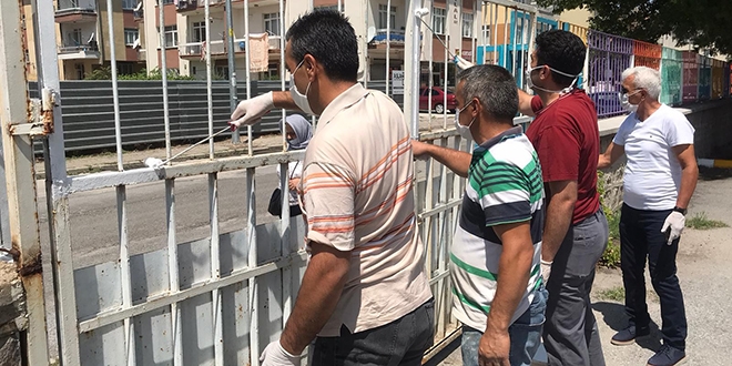 Öğretmenler tulum giydi, okulu boyadı