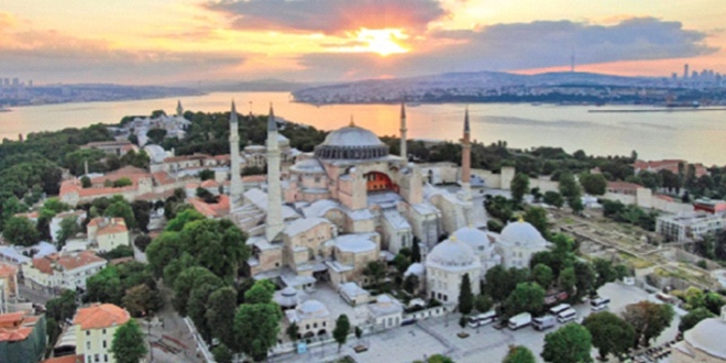 İlk cuma namazını bekliyorlar... Yurt dışından açılışa akın
