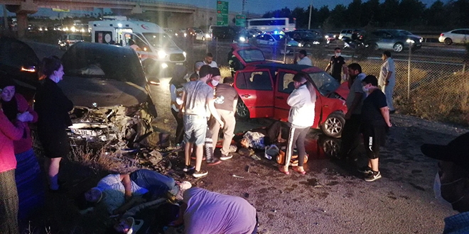 Ters yöne giren 2 araç ortalığı savaş alanına çevirdi: 7 yaralı