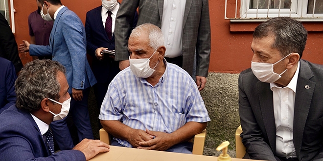 Bakan Selçuk, patlamada yaşamını yitiren öğretmenin ailesini ziyaret etti