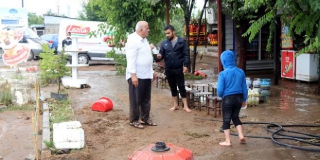 Bitlis'te saanak ve dolu su basknlarna neden oldu