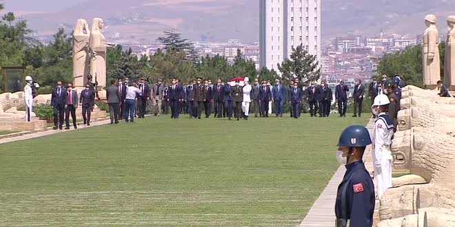 TBMM Başkanı Şentop ve yeni Başkanlık Divanı üyeleri Anıtkabir'de