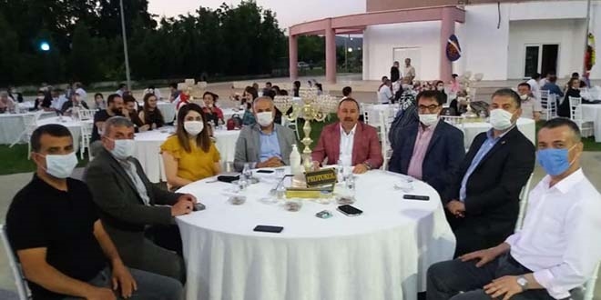 Masadaki herkes maske taktı, belediye başkanı takmadı