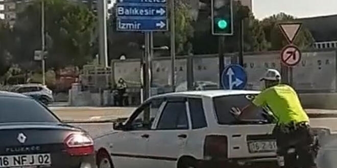 Polis, yolda kalan otomobili iterek, srcye yardm etti