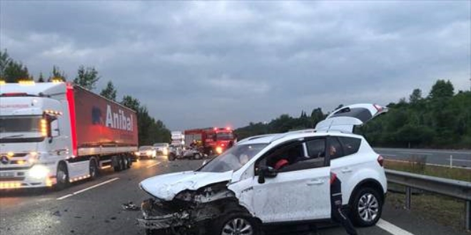 Sakarya'da zincirleme trafik kazası: 2 ölü, 4 yaralı