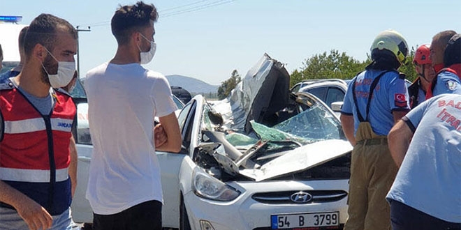 Kamyonun çıkan tekerleği can aldı: 1 ölü 4 yaralı