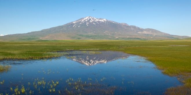 Bitlis'teki Cil Gölü görenleri kendine hayran bırakıyor