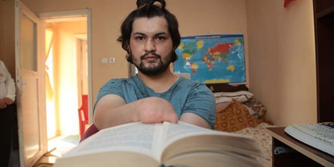 Elsiz ve ayaksız doğdu ama hayata sıkı sıkı sarıldı
