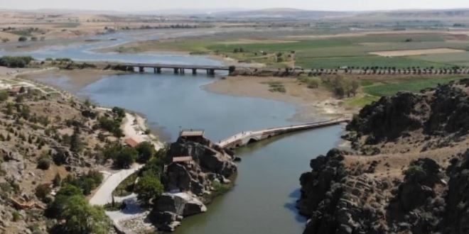 Selçuklular'dan kalma köprü turistlerin ilgisini çekiyor