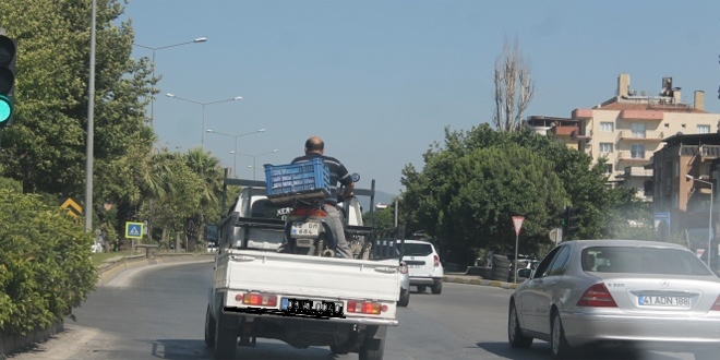Motosiklet üzerinde ilginç yolculuk