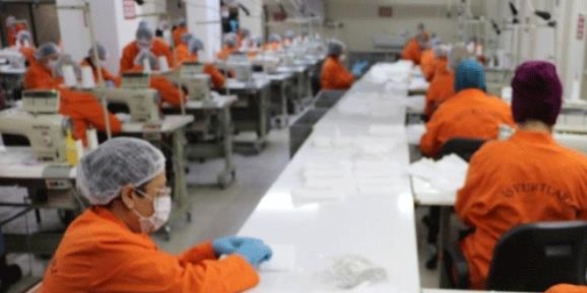 Tutuklu ve hükümlüler 4 ayda 20 milyon maske üretti