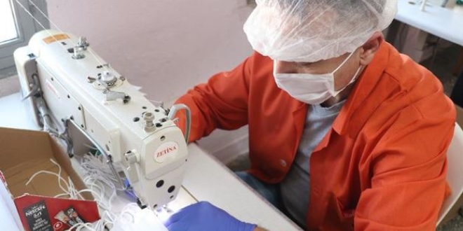 Tutuklu ve hükümlüler 4 ayda 20 milyon maske üretti