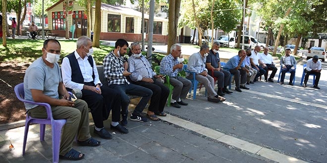 Hizmet alamadıklarını iddia eden muhtarlardan belediye önünde eylem