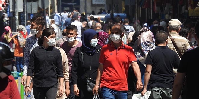 Artan vaka sayısına ve bunaltıcı sıcağa rağmen vatandaşlar sokakta
