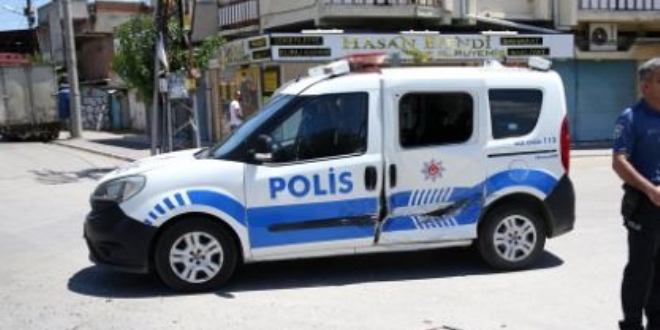 Polisten kaçan şüpheli polis aracına çarptı: 3 yaralı