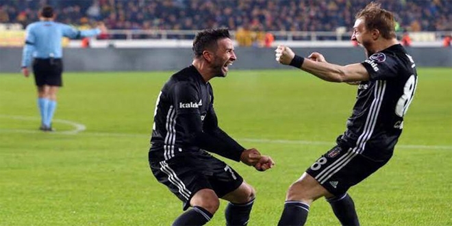 Beşiktaş'ta Burak Yılmaz'dan sonra iki yıldız isimle daha yollar ayrıldı