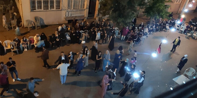 Maskesiz ve sosyal mesafesiz kına gecesi