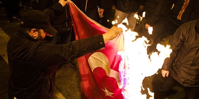 Trkiye'den Yunanistan'a 'bayrak yakma' tepkisi