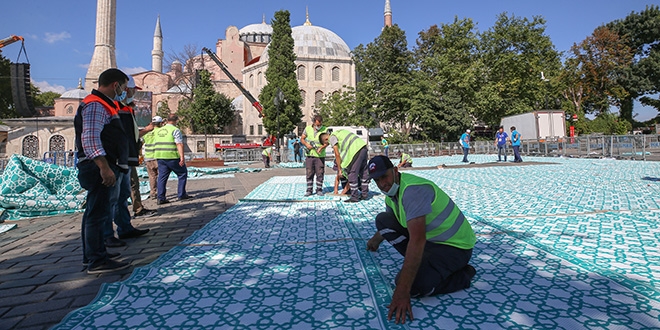 Ayasofya Meydanı'na cemaat için hasır seriliyor