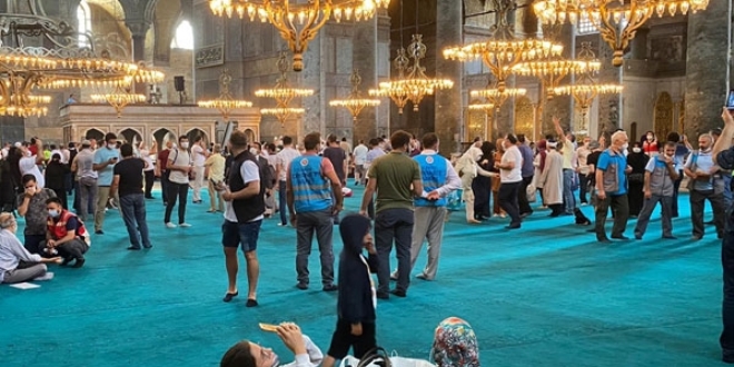Ayasofya Camii ziyaretçi akınına uğradı